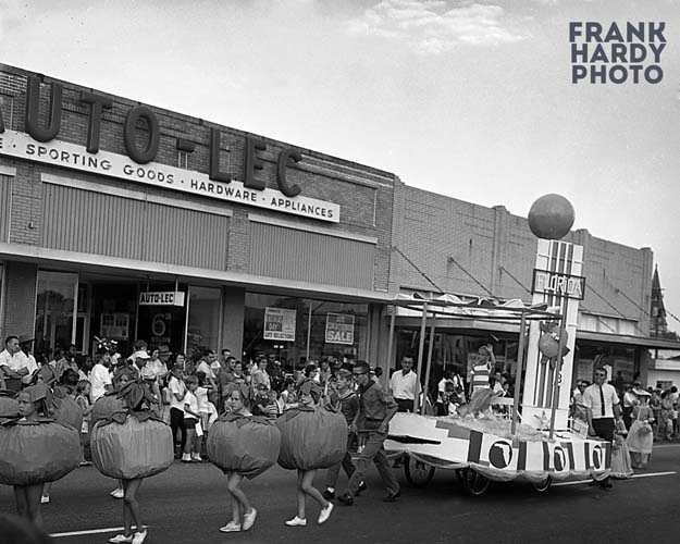 Fiesta 1959_Florida Float with Oranges_SFW_11 Dec 12